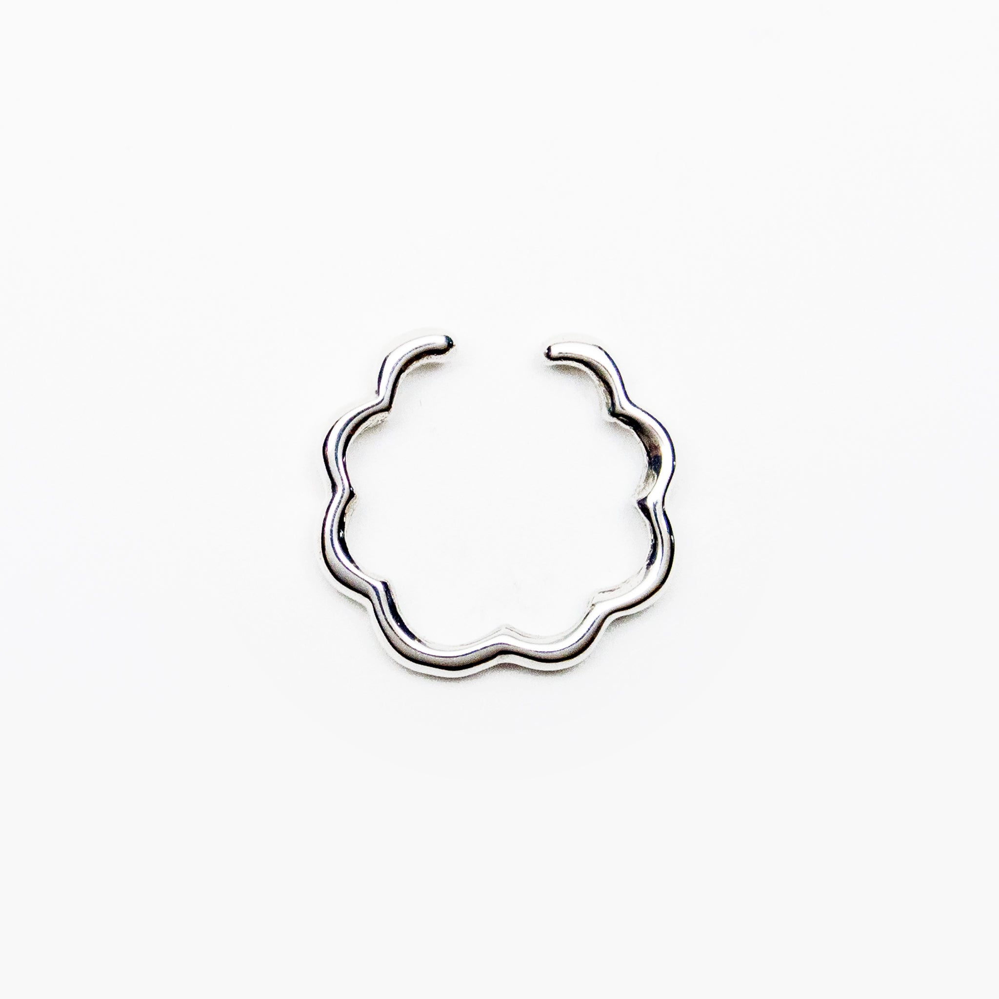 ミモザの大きめのツヤ感のあるシルバーイヤーカフ