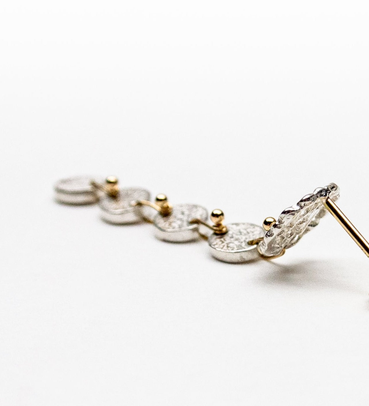 アリウムの18金ポストタイプの揺れるシルバーピアス