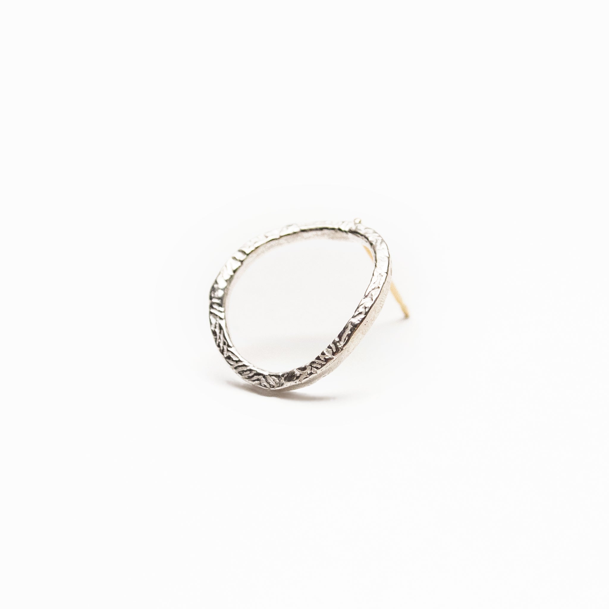 ラウンドの丸型の18金ポストタイプのシルバーピアス
