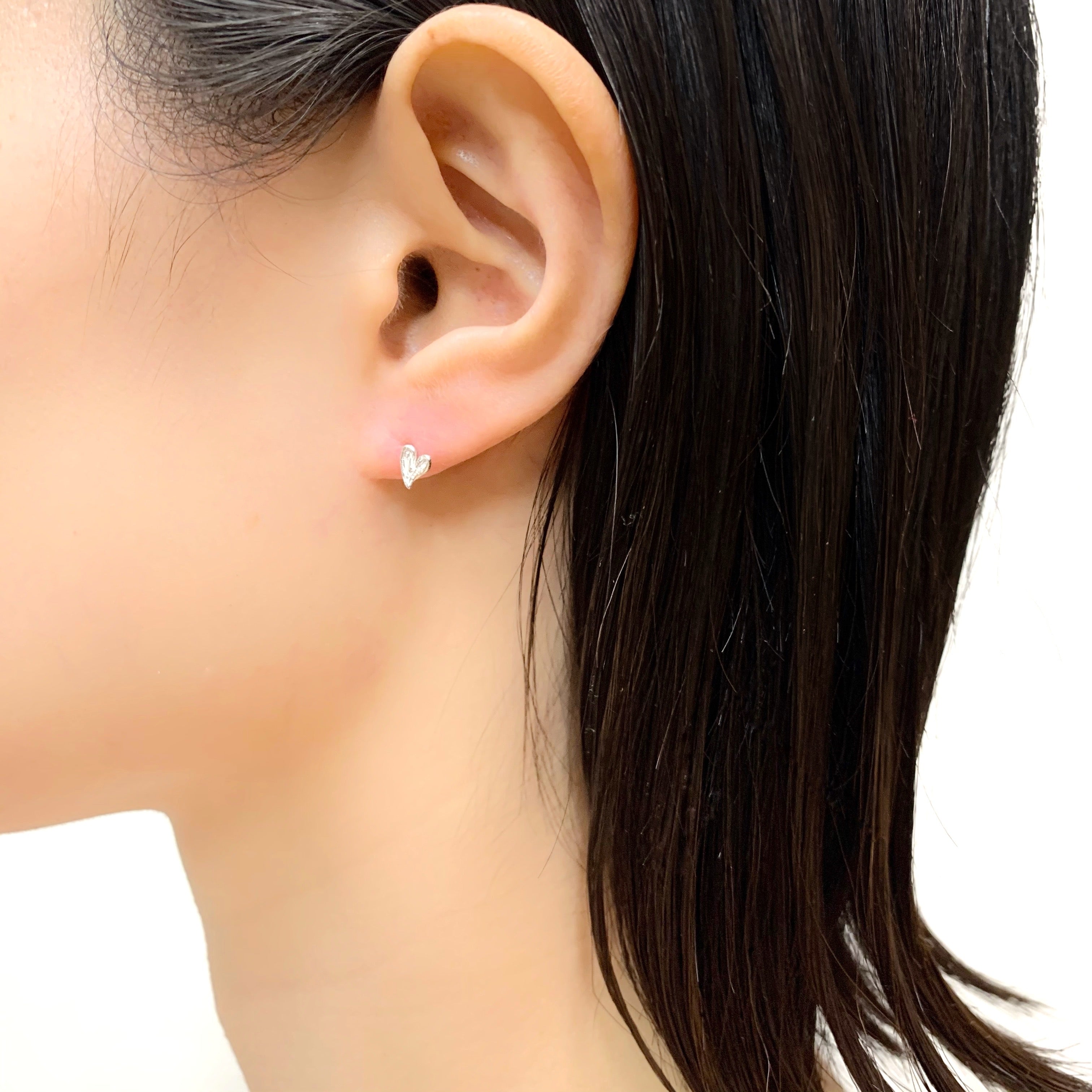 ハートの小さめのシルバーピアスの着画