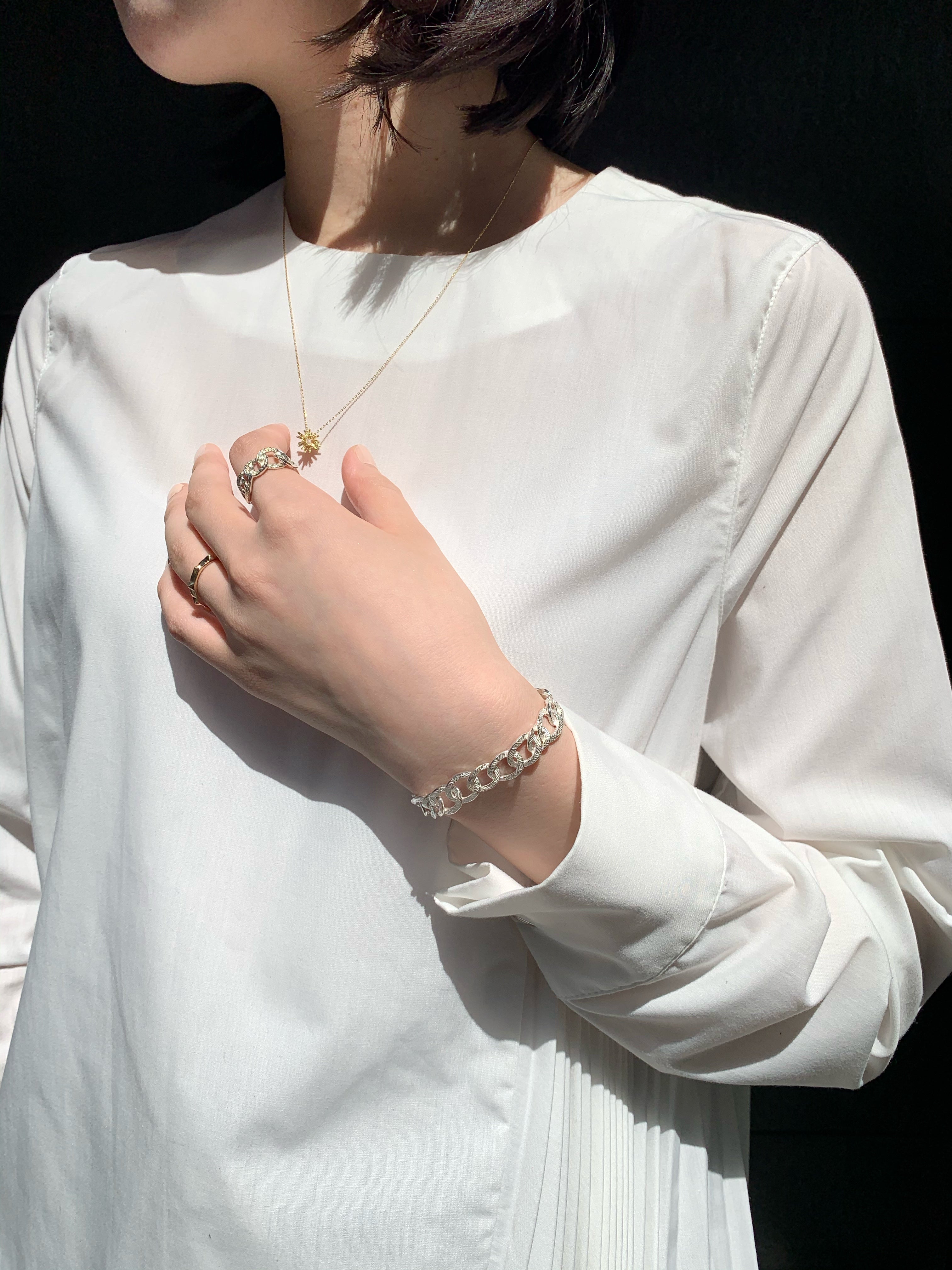 スターダストの長さが調節できる50cmの18金イエローゴールドネックレスの着用写真