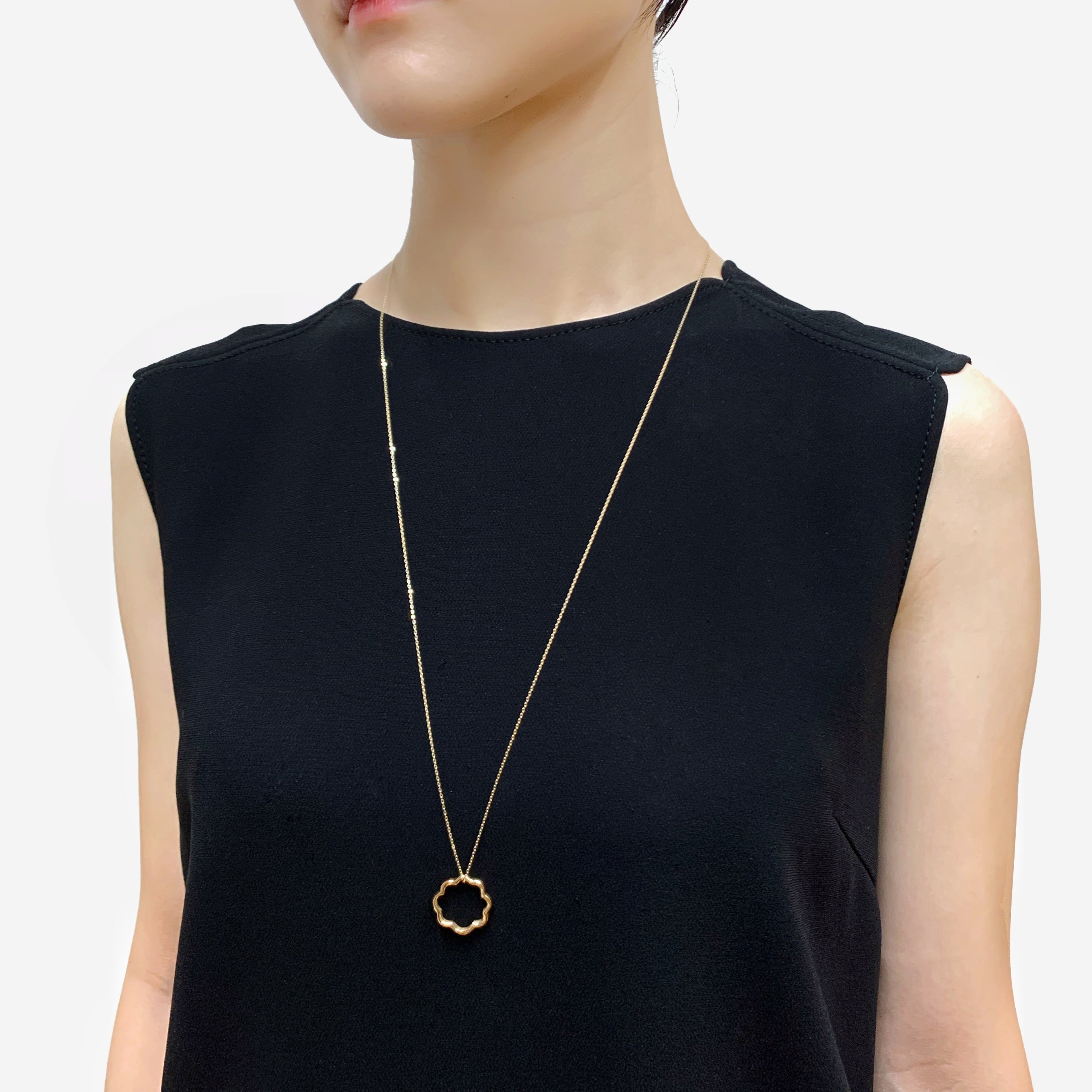 ミモザのワントップのツヤ感のある10金ピンクゴールドネックレスの着用写真