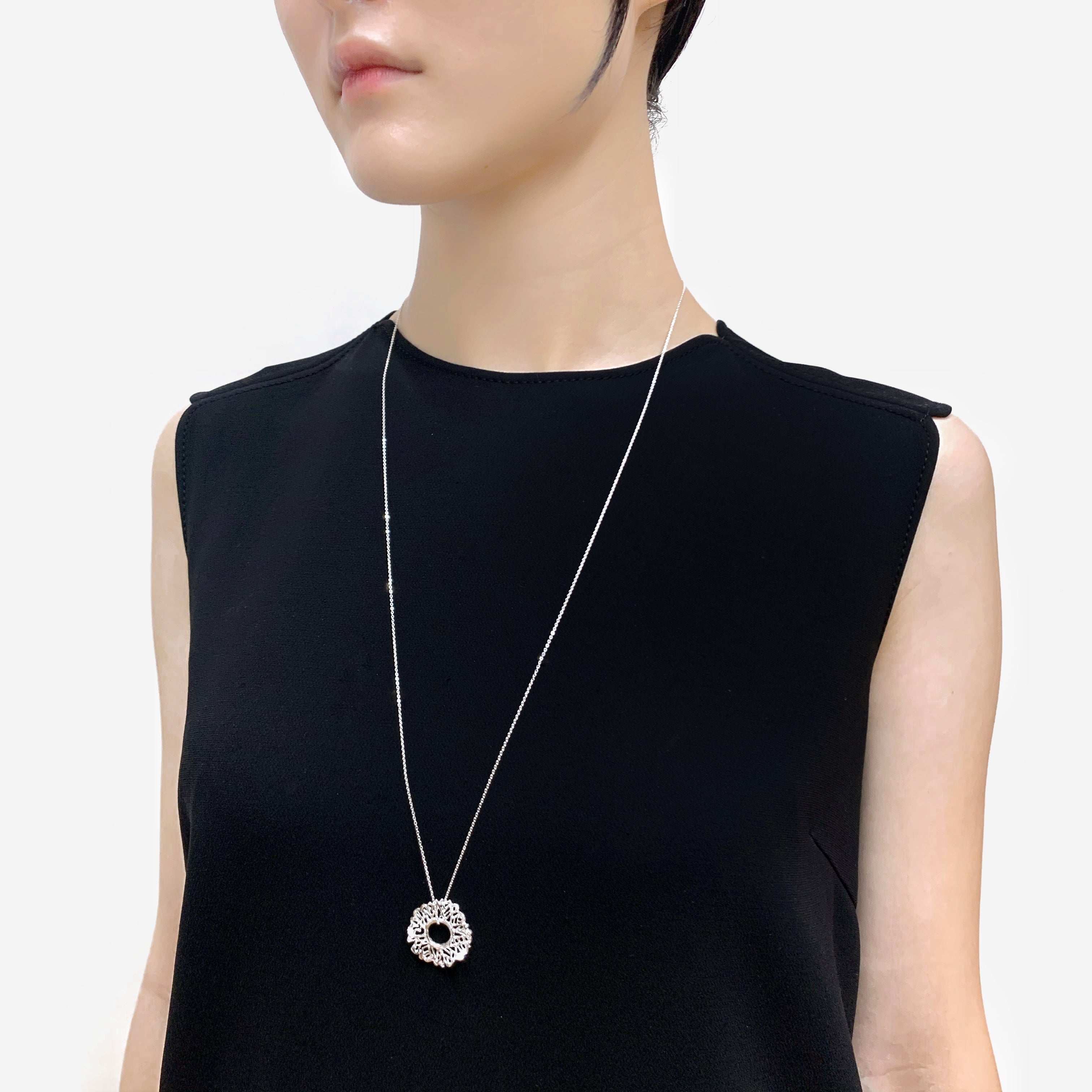 トライバルのワントップのLサイズのシルバーロングネックレスの着用写真