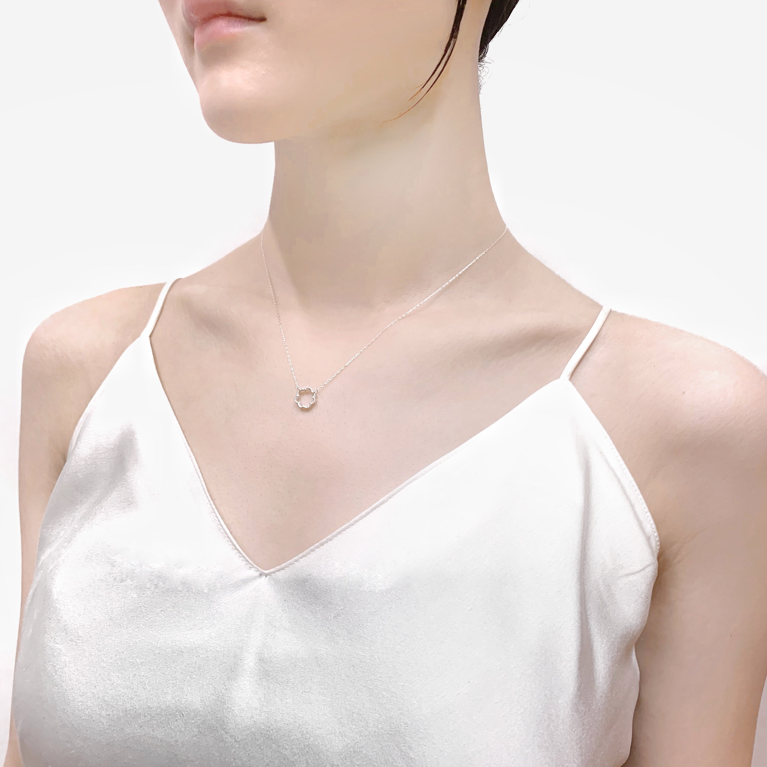 ミモザのワントップのシルバーネックレスの着用写真