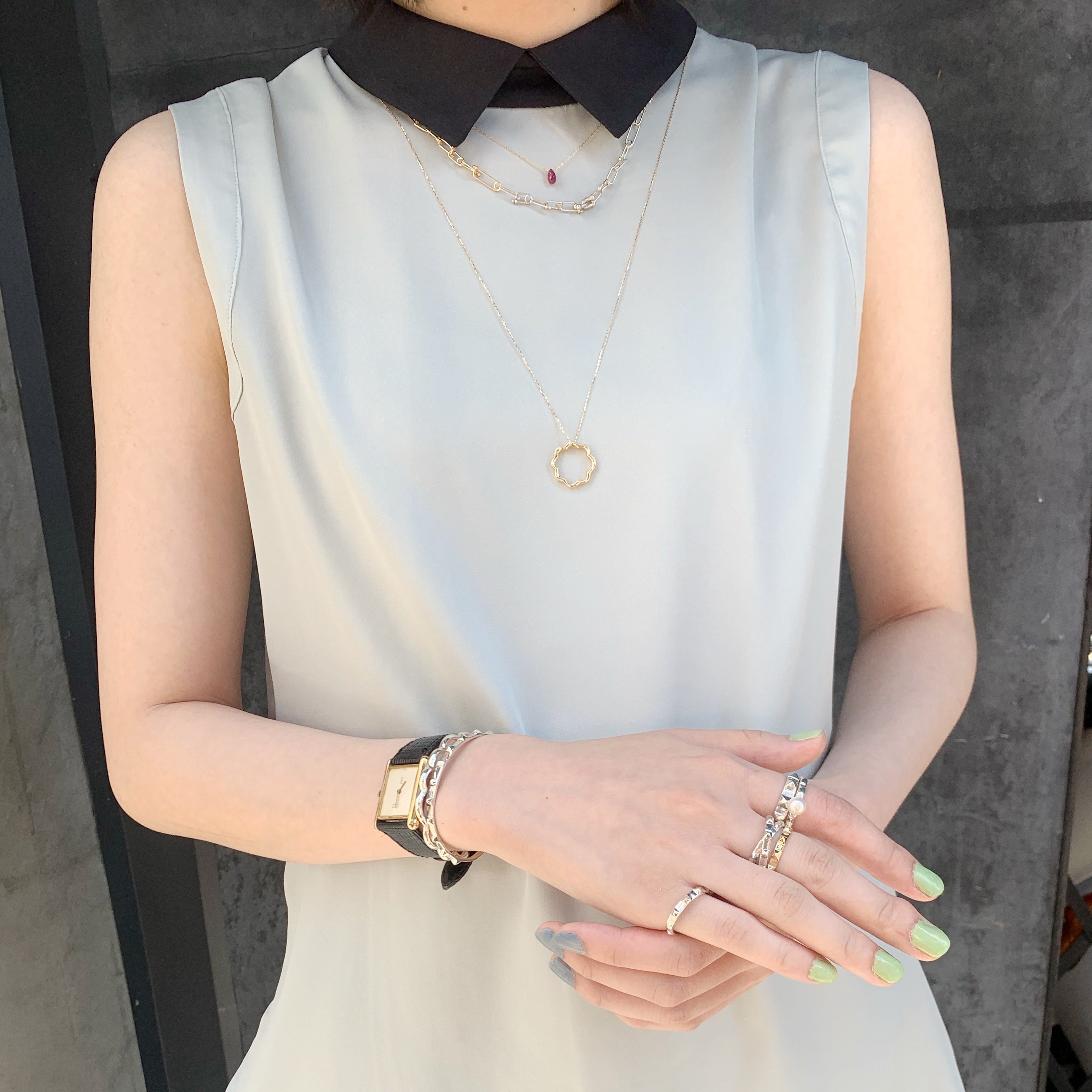 ミモザのワントップのツヤ感のある10金ピンクゴールドネックレスの着用写真