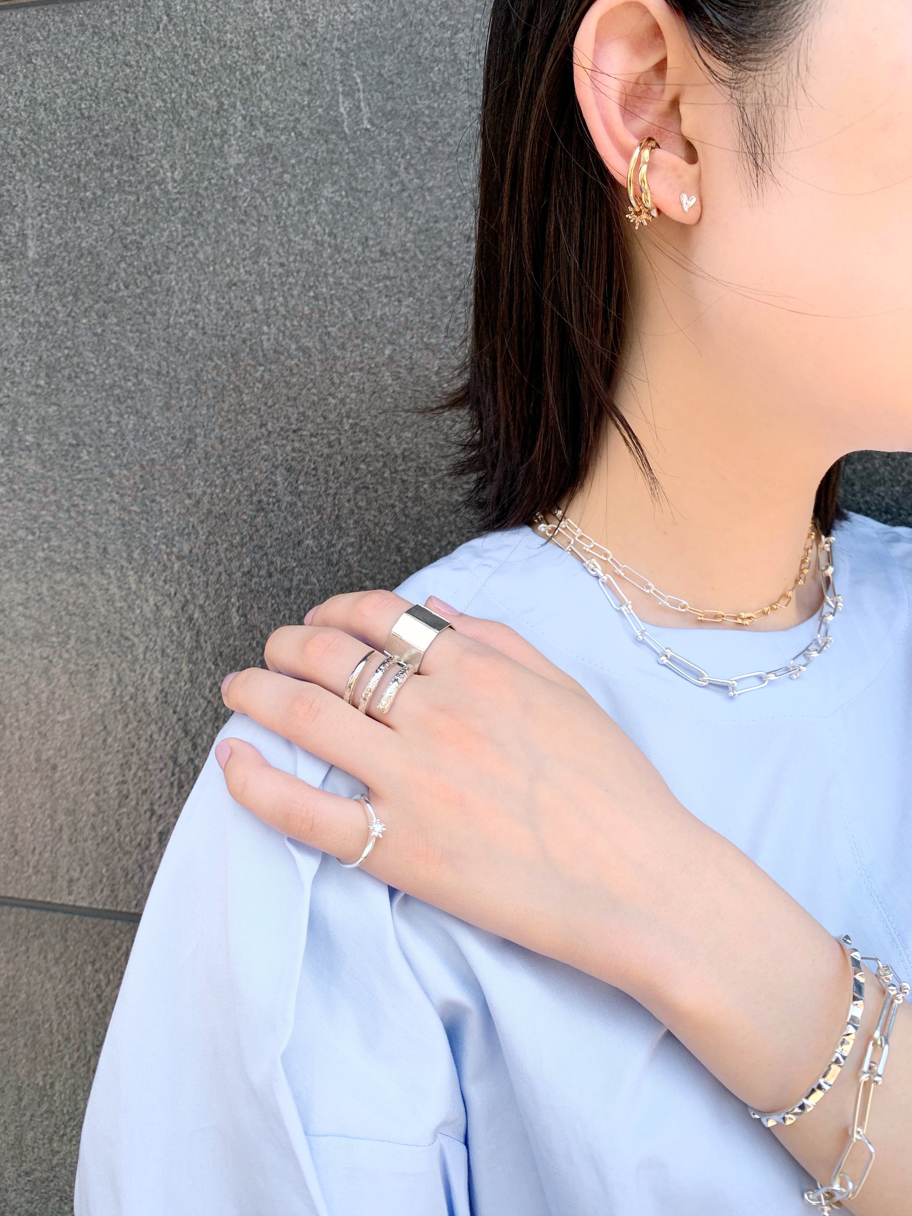 ハートの小さめのシルバーピアスの着画