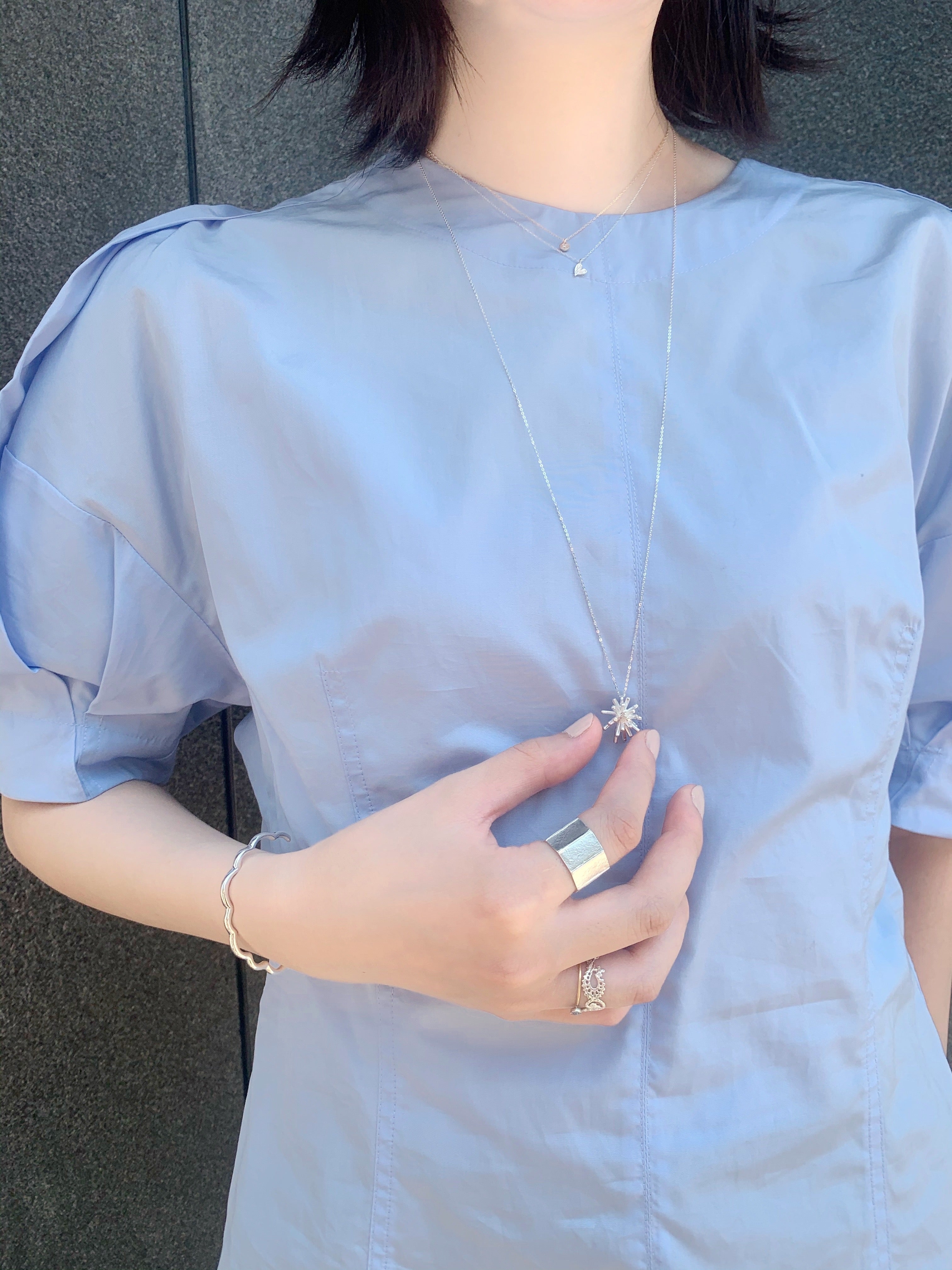 スターダストのワントップのシルバーのロングネックレスの着用写真