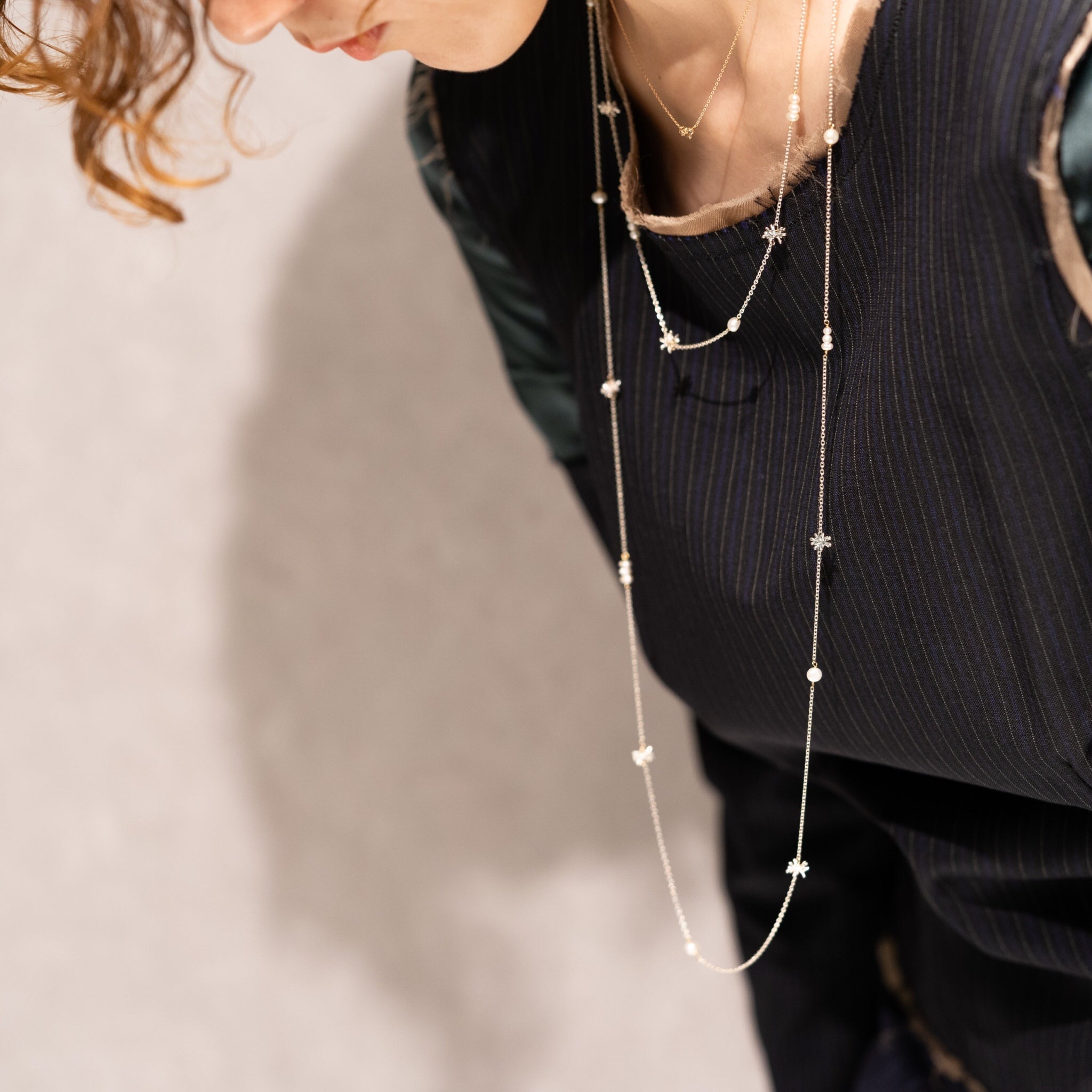 スターダストの淡水パール付きのシルバーチェーンの90cmネックレスの着用写真
