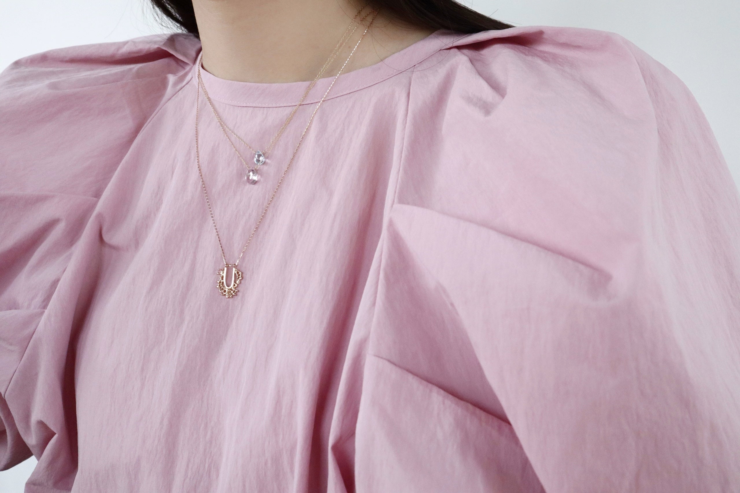 カラーストーンのピンクトパーズの10金イエローゴールドネックレスの着用写真