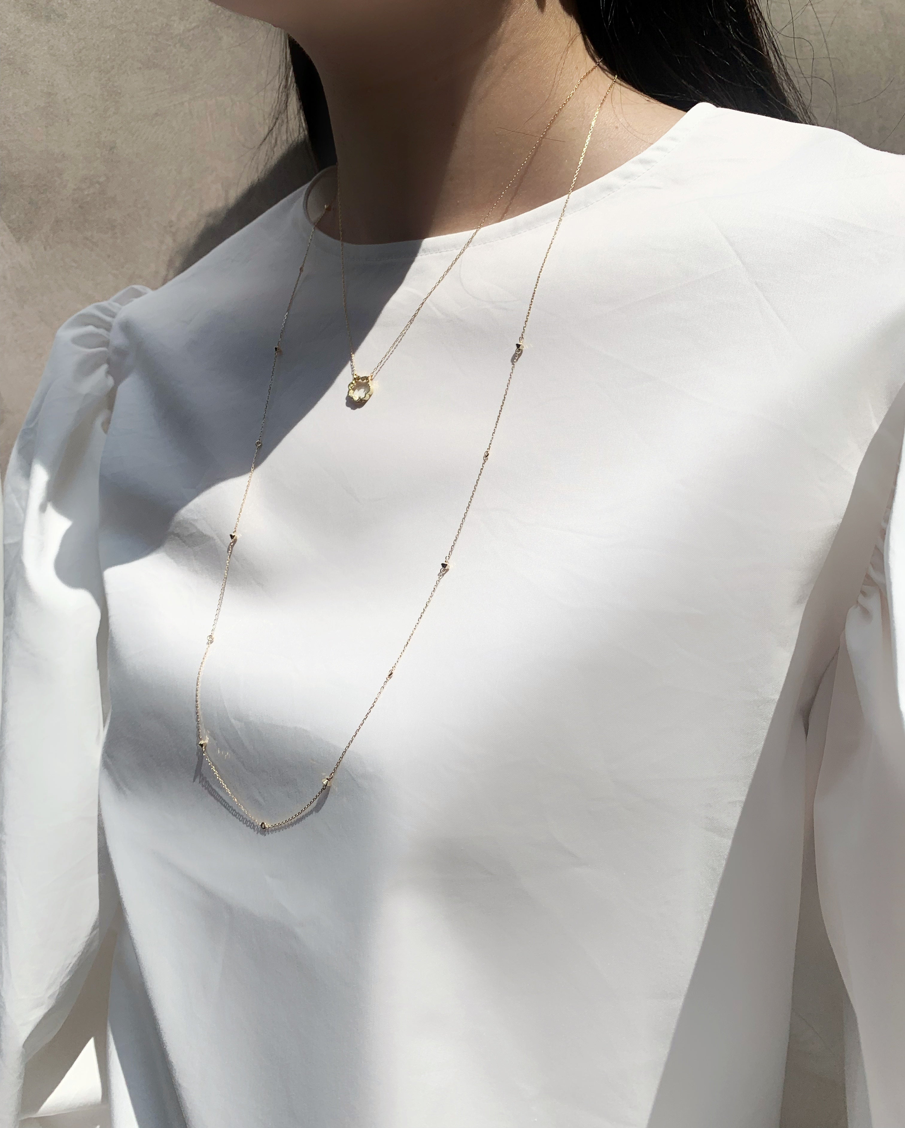 10金のシンプルチェーンのダイヤモンドステーションネックレスの着画