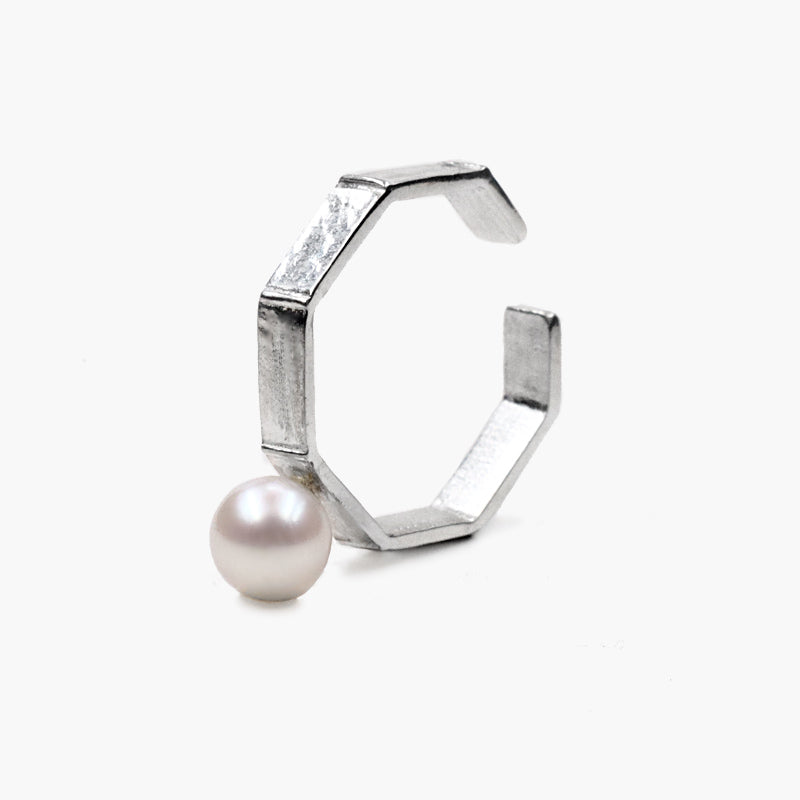 インフィニティのシルバーのパール付のイヤーカフ