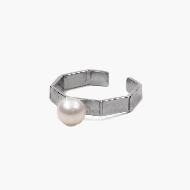 インフィニティのシルバーのパール付のイヤーカフ