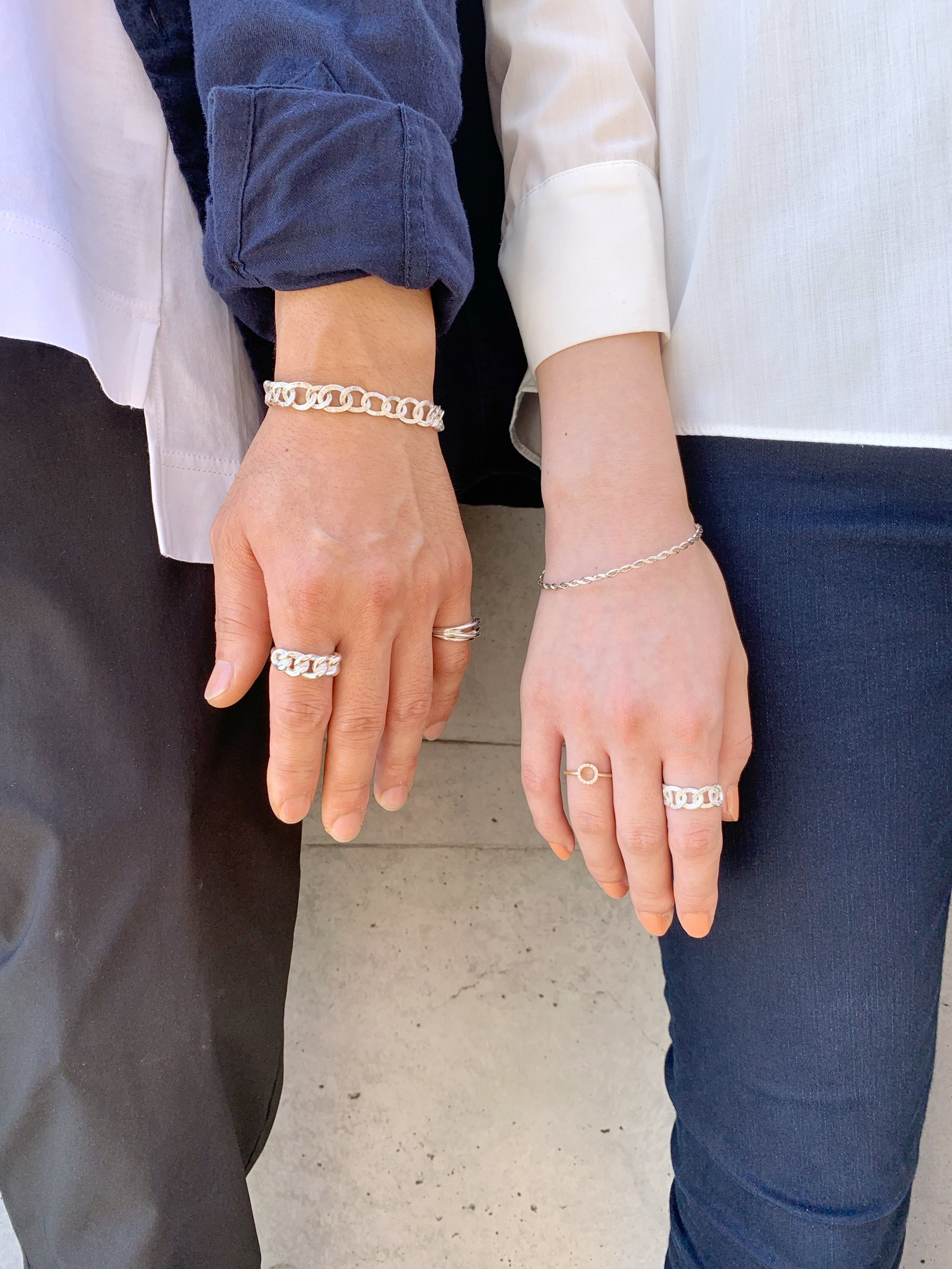 チェインズのテクスチャー入りのシルバーリングの着用写真