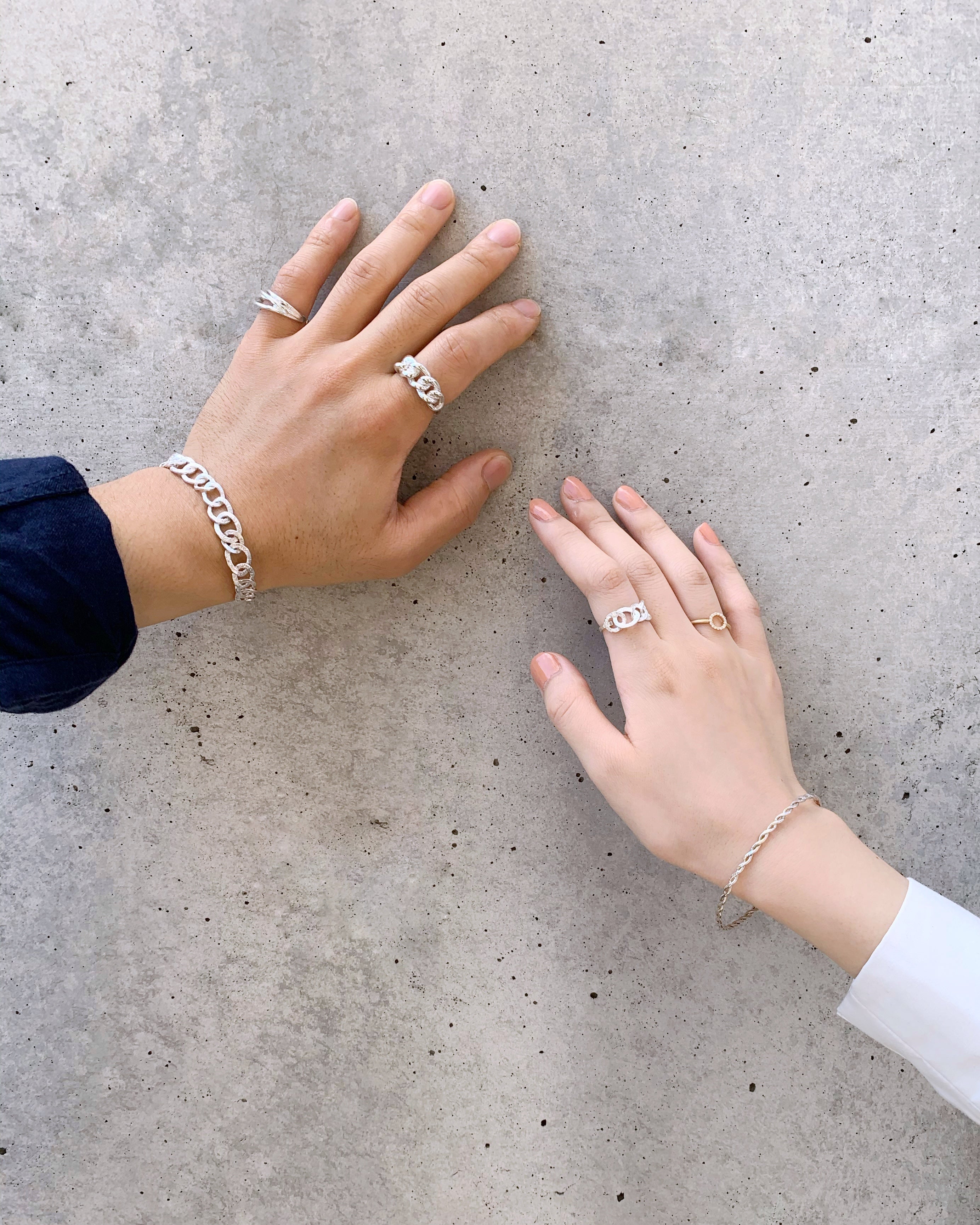 チェインズのテクスチャー入りのシルバーリングの着用写真