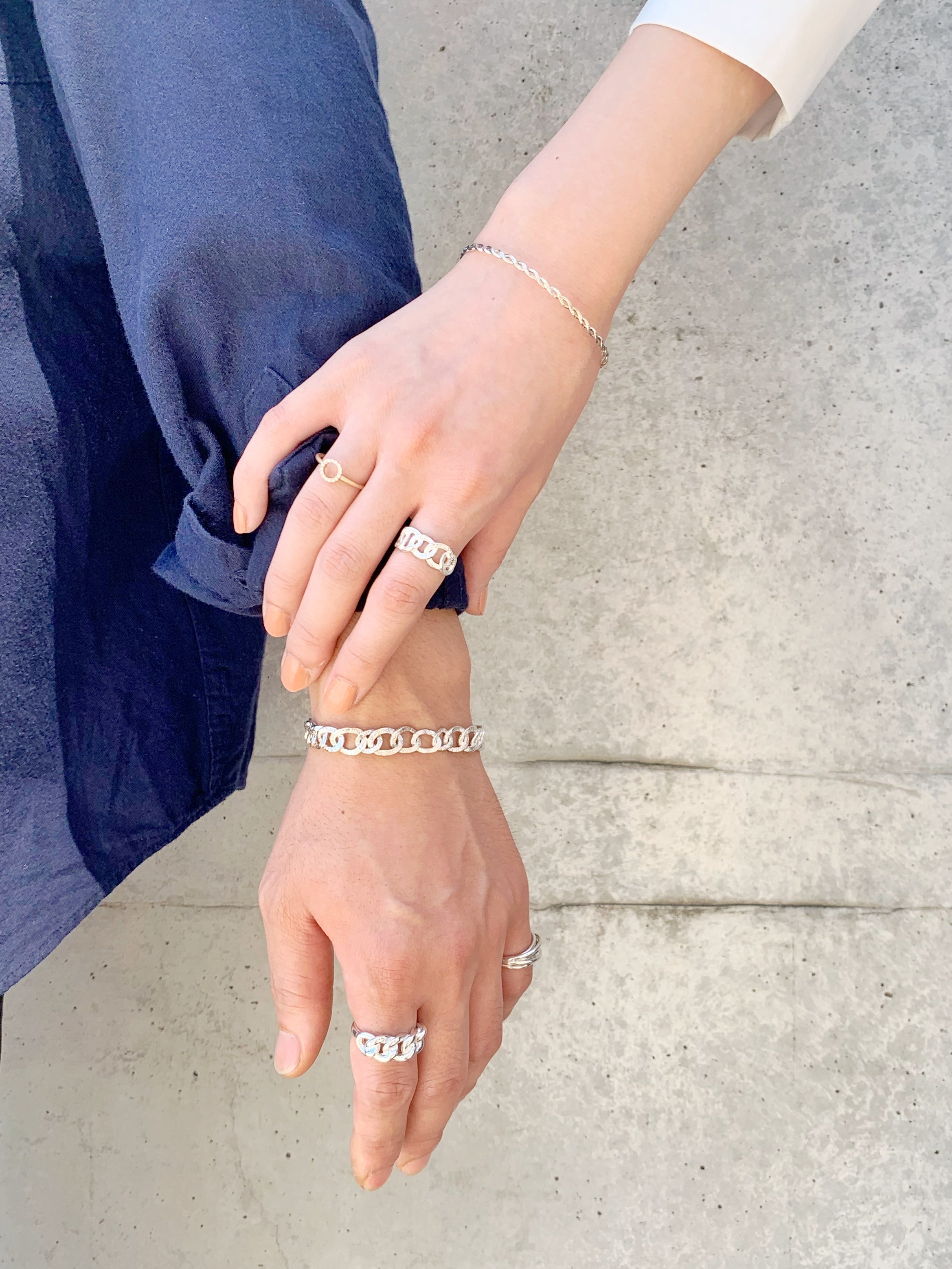 チェインズのテクスチャー入りのシルバーリングの着用写真